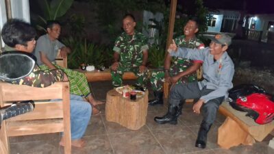Patroli Malam Babinsa Paranggupito Perkuat Sinergitas dengan Tokoh Masyarakat