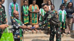Pererat Tali Persaudaraan, Satgas Yonif 645/GTY Serahkan Alkitab di Gereja Benawa
