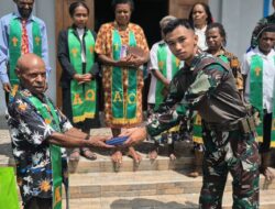 Pererat Tali Persaudaraan, Satgas Yonif 645/GTY Serahkan Alkitab di Gereja Benawa