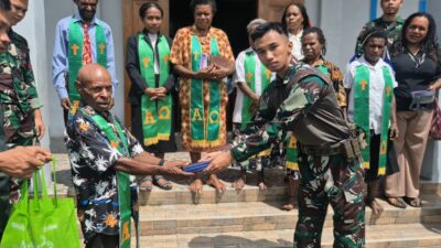 Pererat Tali Persaudaraan, Satgas Yonif 645/GTY Serahkan Alkitab di Gereja Benawa