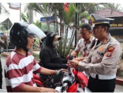 Sambut HUT 81 RI ,Polres Langkat Bagikan 500 Bendera Merah Putih
