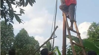 Masyarakat Gotong Royong Pasang  Tiang Listrik,Bantuan dari Yermanto Anggota DPRD kabupaten melawi dari fraksi PAN