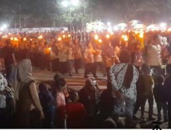 Suasana Malam  Jelang Peringatan Hari Ulang Tahun (HUT) ke-81 Kemerdekaan Republik Indonesia di Pulau Tanjung Samak berlangsung meriah