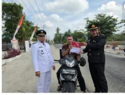 Peringati HUT 81 RI,Polres Batu Bara Bagikan Bendera Merah Putih kepada Masyarakat dan Pelajar