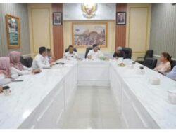 Ketua KIP Sumut Abdul Haris Nasution didampingi Wakil Ketua KIP Muhammad Safii Sitorus dalam arahannya Berikan apresiasi sekaligus catatan evaluasi kritis bagi Peningkatan Publik di Kemenag Sumut