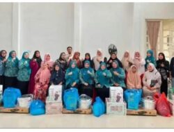 Ketua Tim Penggerak (TP PKK) Aceh Timur, Ny. Dr. Lismawani Iskandar Al Farlaky, SPd., Mag Serahkan Bantuan Usaha Ekonomi Produktif (UEP) kepada penerima di aula pendopo bupati
