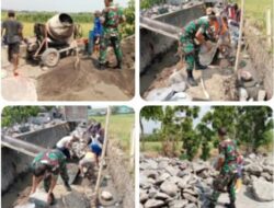 Perkuat Irigasi Pertanian, Babinsa Ketaon Bersama Warga Bangun Talud