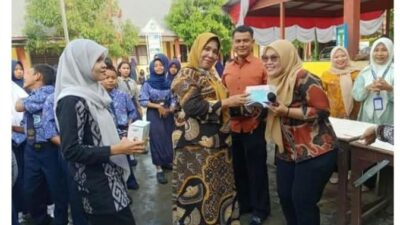 Plt Kepala UPT SMP Negeri 4 Medan Serahkan Hadiah Lomba HUT Ke-81 Kemerdekaan RI  
