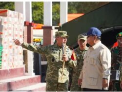 Pangdam IX/Udayana Mayjen TNI Piek Budyakto Dampingi Presiden RI Prabowo Subianto Tinjau langsung kondisi masyarakat terdampak Gempa Bumi di Lapangan Berdikari, Mbay
