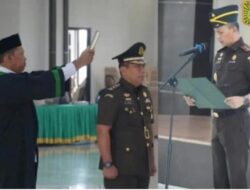Kepala Kejaksaan Tinggi Kalimantan Barat (Kajati Kalbar) Dr. Emilwan Ridwan Lantik dan Ambil Sumpah Jabatan Jemmy Novian Tirayudi