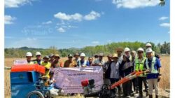 PT TAJ Serahkan Traktor dan Mesin Perontok Padi untuk Dongkrak Produksi
