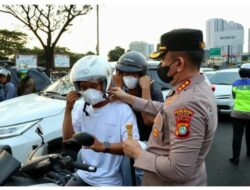 Kapolres Metro Depok Kombes Pol. Dr. Christian Rony Putra bersama personel Polwan Gelar Pembagian masker kepada Pengguna jalan dan penumpang angkutan umum di kawasan Simpang Margonda, Depok