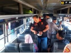 Polres Kuningan Gelar Pembagian Masker secara gratis kepada Masyarakat yaitu Taman Cirendang, Perempatan Cijoho, Perempatan Citamba dan Taman Kota Kuningan