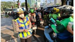 Ditlantas Polda Metro Jaya bagikan 30.000 Masker untuk pengemudi ojol dan wajib pajak.