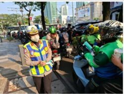 Ditlantas Polda Metro Jaya bagikan 30.000 Masker untuk pengemudi ojol dan wajib pajak.