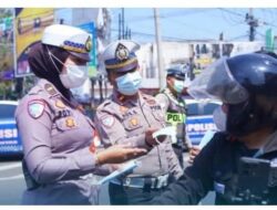 Hadir untuk Masyarakat, Polres Garut Bagikan Masker untuk Lindungi Diri dari Abu Vulkanik
