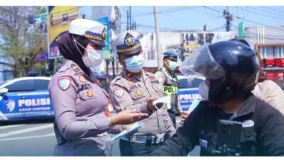 Hadir untuk Masyarakat, Polres Garut Bagikan Masker untuk Lindungi Diri dari Abu Vulkanik