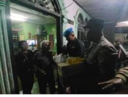 Pasca Erupsi Sinabung, Kapolsek Simpang Empat Salurkan Bantuan Kapolres Karo Kepada Lansia di Desa Sukatepu