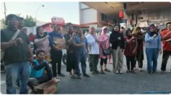 Lurah Kampung Buyang Bersama Muspika Turun ke Jalan KS. Tubun dan Jalan Hati Mulia  Bagikan Minuman serta Kue kepada Pengendara Roda Dua  Terdampak Antrean Panjang BBM di SPBU