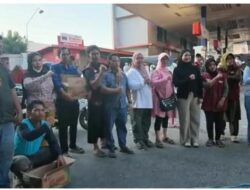 Lurah Kampung Buyang Bersama Muspika Turun ke Jalan KS. Tubun dan Jalan Hati Mulia  Bagikan Minuman serta Kue kepada Pengendara Roda Dua  Terdampak Antrean Panjang BBM di SPBU