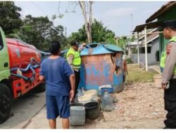 Koloborasi Badan Penanggulangan Bencana Bersama Polres Kebumen Distribusi Air di Desa Jatiroto, Kecamatan Buayan