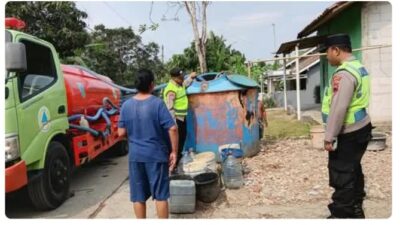 Koloborasi Badan Penanggulangan Bencana Bersama Polres Kebumen Distribusi Air di Desa Jatiroto, Kecamatan Buayan