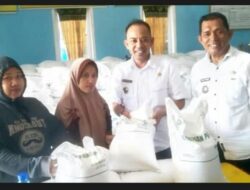 Camat Balocci dan Lurah Balocci Baru Serahkan Bantuan Ketahanan Pangan Bulog kepada 658 Penerima Manfaat