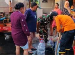 Antisipasi Kekeringan Musim Kemarau, Babinsa Situsari Monitoring Pendistribusian Air Bersih BPBD Subang di Kampung Sukasari