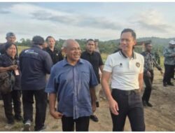 Menteri Koordinator Bidang Infrastruktur dan Pembangunan Kewilayahan (Menko IPK) Agus Harimurti Yudhoyono (AHY) bersama Carolus Bolly Sekretaris Dewan Pertimbangan DPP Partai Demokrat di Bandar Udara Sentani