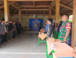 Babinsa Hadir di Tengah Pesta Demokrasi Tegalombo, Empat Calon Raih Mandat