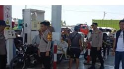 Antisipasi Kelangkaan BBM, Polsek Batang Amankan Antrean di SPBU Tarowang, Situasi Aman Terkendali