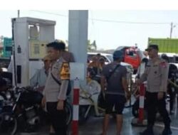 Antisipasi Kelangkaan BBM, Polsek Batang Amankan Antrean di SPBU Tarowang, Situasi Aman Terkendali