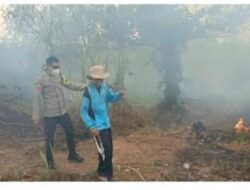 Personel Pos Pol Gasing Cek Titik Api Karhutla di Dusun 2 Desa Gasing