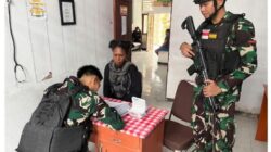 Satgas Pamtas RI Yonif 147/KGJ Pos Teluk Etna Bantu Pelayanan Kesehatan Kepada Masyarakat Distrik Teluk Etna