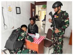 Satgas Pamtas RI Yonif 147/KGJ Pos Teluk Etna Bantu Pelayanan Kesehatan Kepada Masyarakat Distrik Teluk Etna