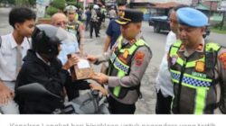 Kapolres Langkat beri bingkisan untuk pegendara yang tertib berlalu lintas