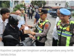 Kapolres Langkat beri bingkisan untuk pegendara yang tertib berlalu lintas