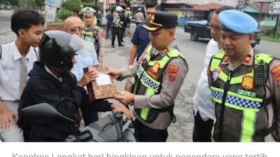 Kapolres Langkat beri bingkisan untuk pegendara yang tertib berlalu lintas
