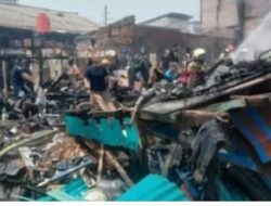 Si Jago Merah Lalap Habis Rumah Semi Permanen di Jalan Kampung Muka RT 009/04, Kelurahan Ancol, Kecamatan Pademangan, Jakarta Utara