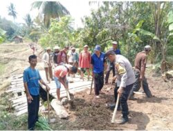 Bhabinkamtibmas Polsek Pugung Bersama Muspida Kabupaten Tanggamus, Gotong Royong Perbaiki Jembatan dan Pelebaran Jalan