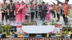 Dansatbrimob Polda Kalbar Pimpin langsung Pelaksanaan Upacara Wisuda Purnawira salah satu Personel Satbrimob Polda Kalbar