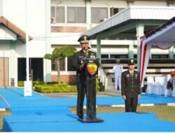 Kapolda Bali Hadir Dan Lakukan Pemotongan Tumpeng yang kemudian diberikan kepada Kasdam IX/Udayana