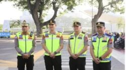Peduli kepada Pengendara,Kapolda Turun Langsung Bagikan Helm dan Masker imbau Masyarakat Tertib Lalu lintas