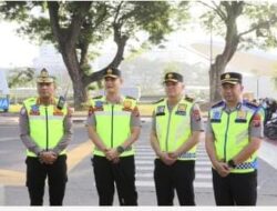 Peduli kepada Pengendara,Kapolda Turun Langsung Bagikan Helm dan Masker imbau Masyarakat Tertib Lalu lintas
