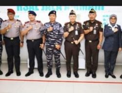 Kapolda Sulawesi Selatan Irjen Pol. Dr. M. Awal Chairuddin, S.I.K., M.H., Terima Penyematan Brevet Kehormatan Hiperbarik dari Komandan Komando Daerah TNI Angkatan Laut VI
