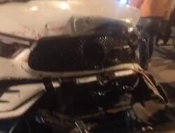 Mobil Mercedes Putih Hilang Kendali Di Depan  RS HAJI Medan Di duga Mabuk, Tabrak Lapak Mie Balap Dan Kendaraan Lainnya
