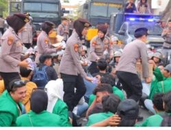 Aksi Humanis Polwan Polda Lampung  Tunjukkan Kepedulian Dengan Bagikan Air Mineral kepada Massa yang Tengah Sampaikan Aspirasi
